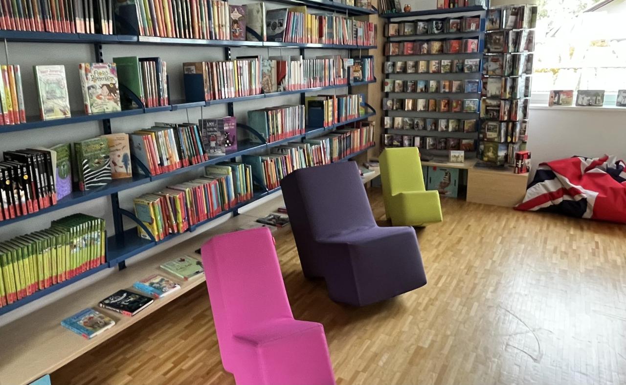 Bücher mit Sessel in der Bibliothek