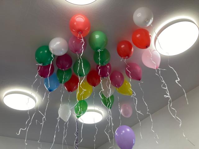 Luftballons schweben an der Decke