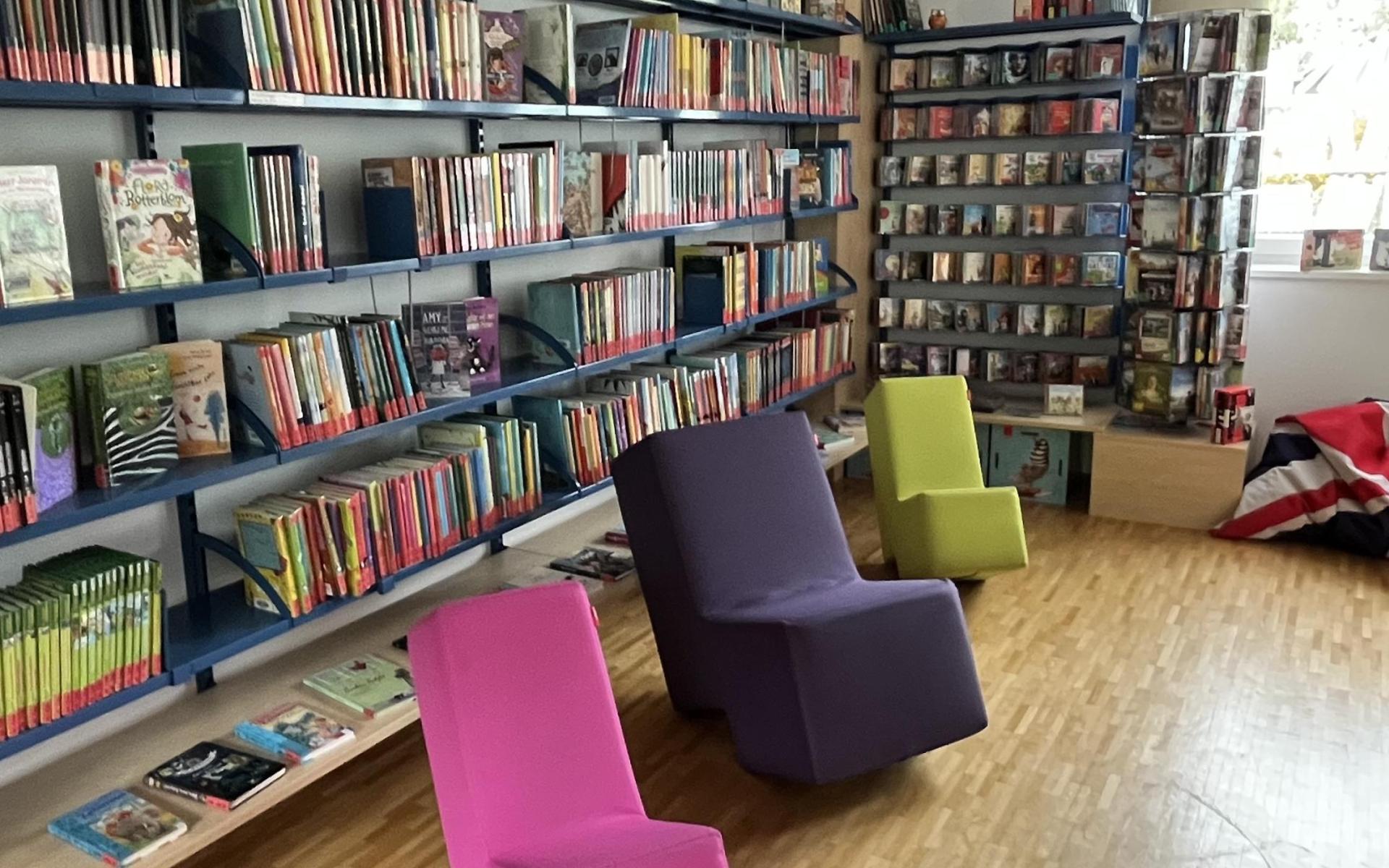 Bücher mit Sessel in der Bibliothek